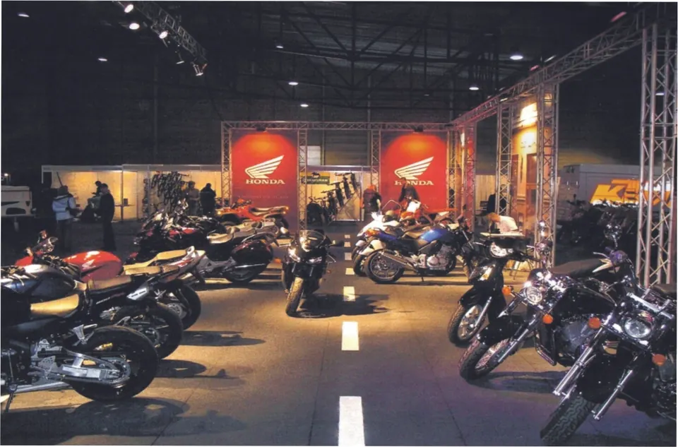 HONDA stends, Latvija 2014. Izstāžu stenda dizains, ražošana un montāža, EVENT MORE