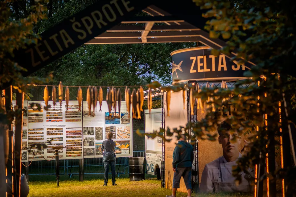 Latvian Fish Processing Industry Zelta Šprote stends festivālā SUMMER Sound un Positivus, Latvija 2023. Izstāžu stenda dizains, ražošana un montāža, EVENT MORE