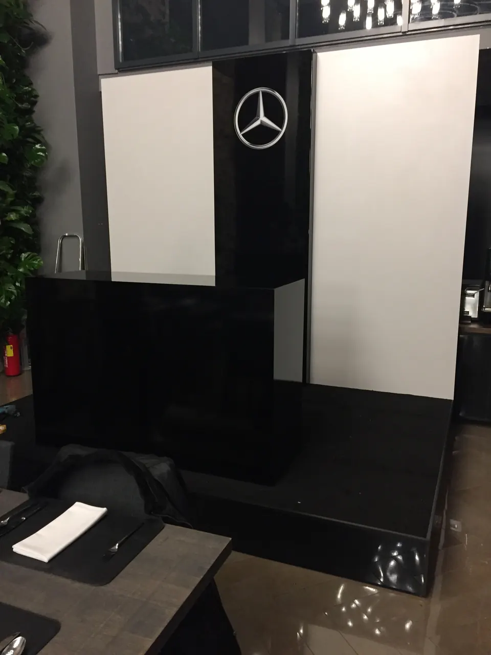 MERCEDES prezentācija, Latvija 2017. Dekorāciju un reklāmas objektu ražošana un montāža, EVENT MORE