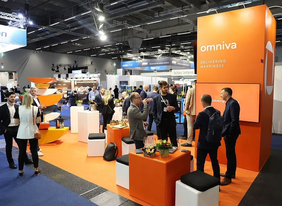 OMNIVA stends izstādē POST+PARCEL EXPO 2022, Vācija. Izstāžu stenda dizains, ražošana un montāža, EVENT MORE